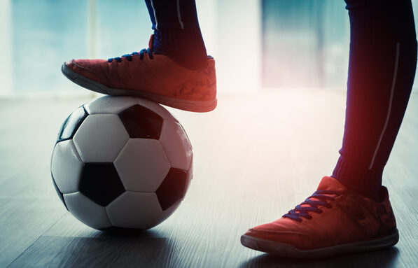 soccer-kid-pieds-marchant-ballon-football-pour-sport-salle-pour-jeunes.jpg